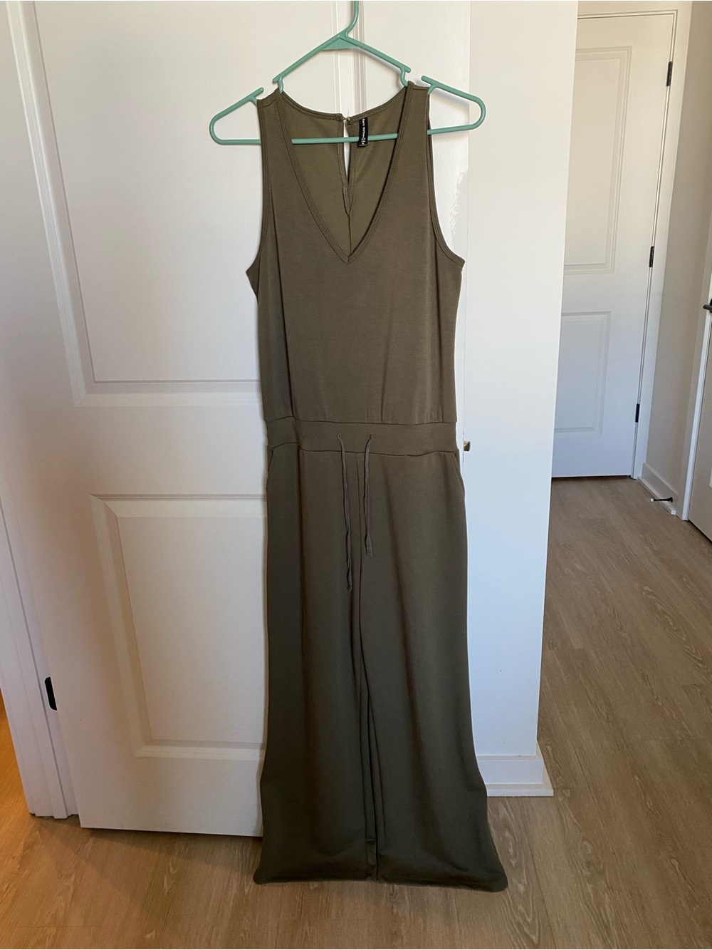 Sleeveless Olive Green V-Neck Jumpsuit with Drawstring Waist